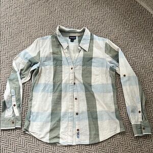 Patagonia Green and White Casual Button Down Shirt Women’s Small